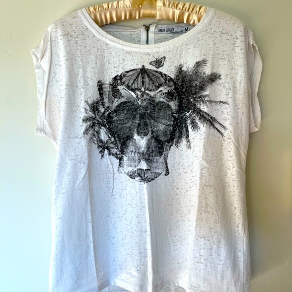 Tshirt - Picture 1 of 4